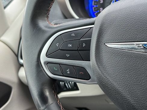 Used 2018 Chrysler Pacifica Touring-L image 25