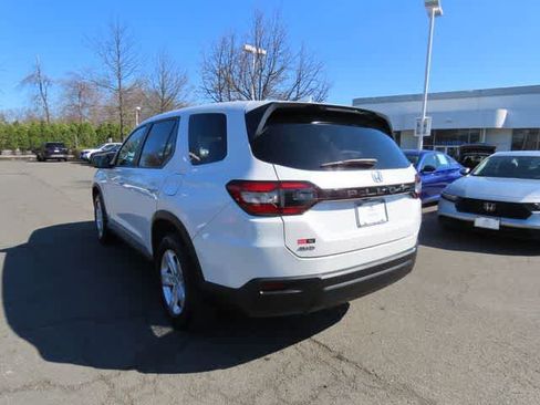 Certified 2023 Honda Pilot LX image 4