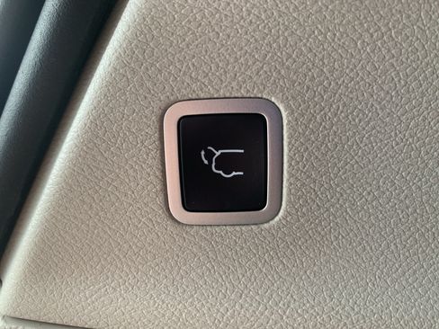 Used 2019 Chrysler Pacifica Touring Plus w/ Tire & Wheel Group FWD image 9