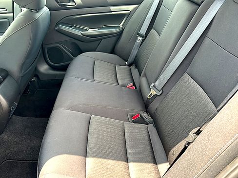 Used 2025 Nissan Altima 2.5 SV FWD image 18