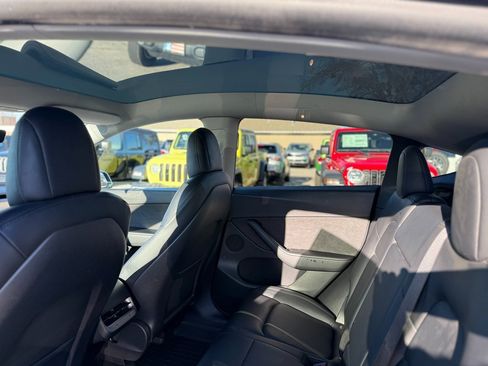 Used 2020 Tesla Model Y Long Range image 25