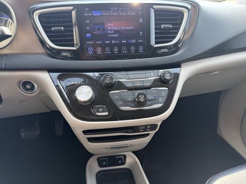 Used 2017 Chrysler Pacifica Touring-L w/ Tire & Wheel Group FWD image 9
