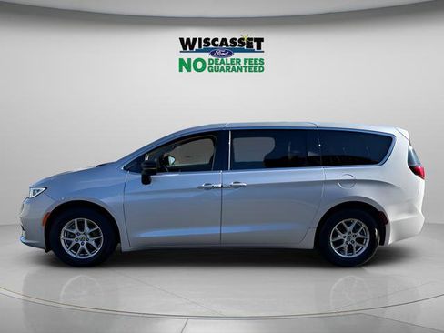 Used 2024 Chrysler Pacifica Touring-L FWD image 2