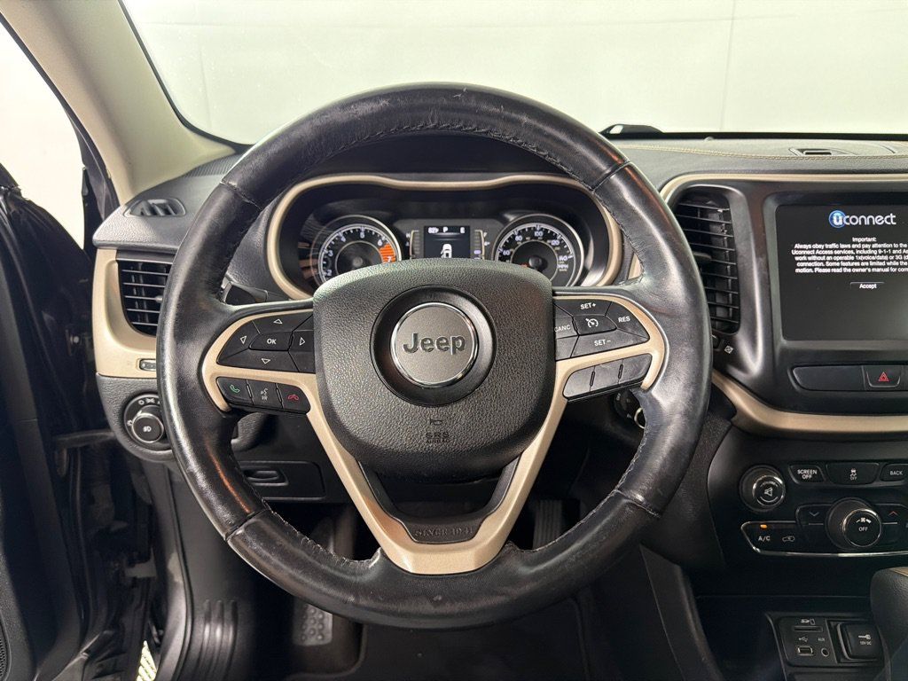 Used 2017 Jeep Cherokee Latitude FWD image 14