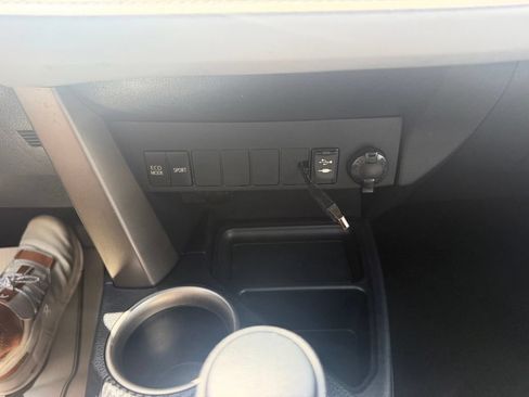 Used 2015 Toyota RAV4 LE FWD image 18