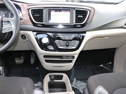 Used 2023 Chrysler Voyager LX image 21