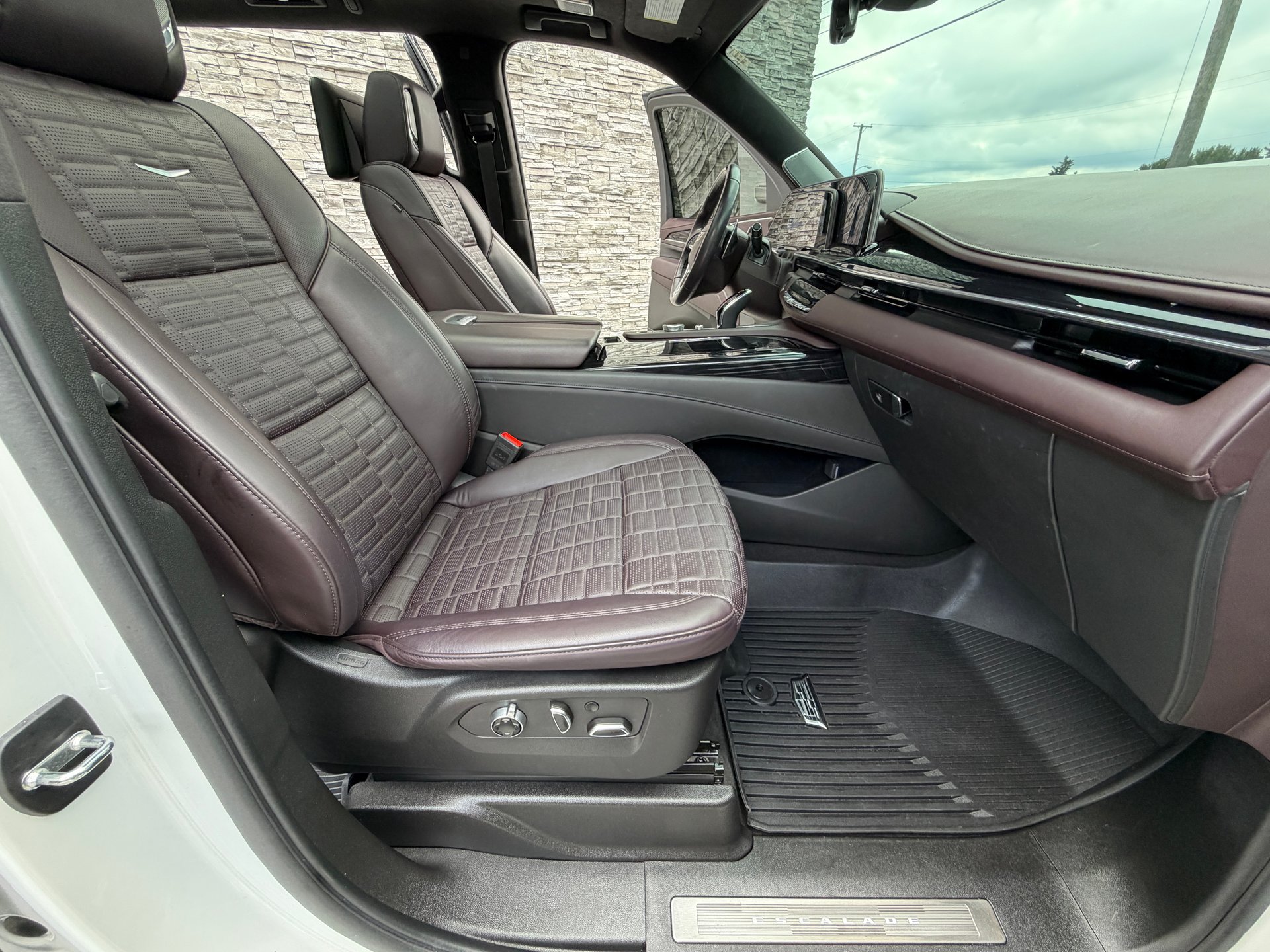 Used 2024 Cadillac Escalade ESV V w/ LPO, ONYX Package AWD/4WD image 19