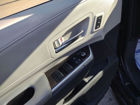 Used 2021 Toyota Sienna Limited image 11