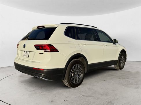 Used 2020 Volkswagen Tiguan SE w/ Panoramic Sunroof Package image 6