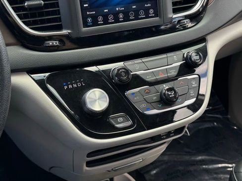 Used 2020 Chrysler Voyager Lxi FWD image 15