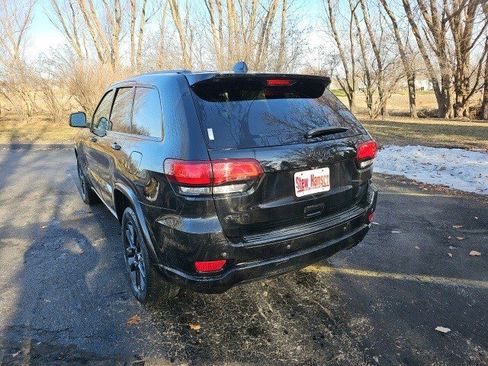 Used 2018 Jeep Grand Cherokee Altitude image 3
