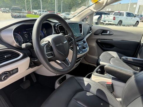 Used 2023 Chrysler Pacifica Touring-L FWD image 4