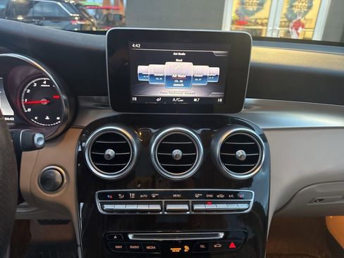 Used 2018 Mercedes-Benz GLC 300 4MATIC image 23