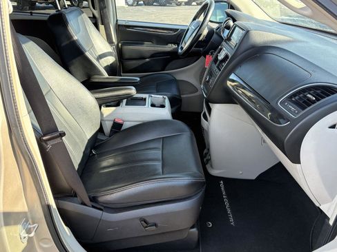 Used 2015 Chrysler Town & Country Touring-L w/ Driver Convenience Group image 17
