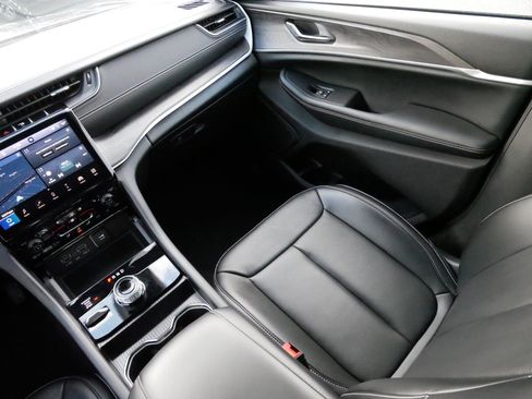 Used 2024 Jeep Grand Cherokee L Limited w/ Luxury Tech Group II image 11