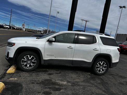 Used 2023 GMC Acadia SLT image 2