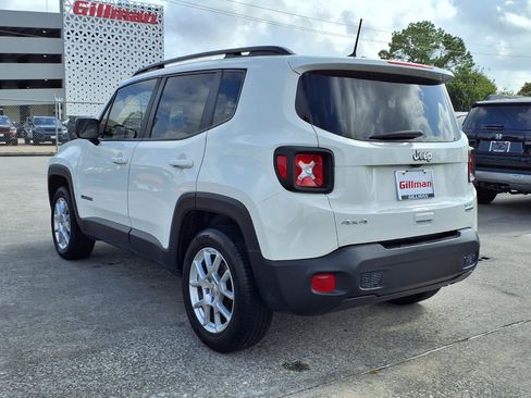 Used 2022 Jeep Renegade Latitude AWD/4WD image 3