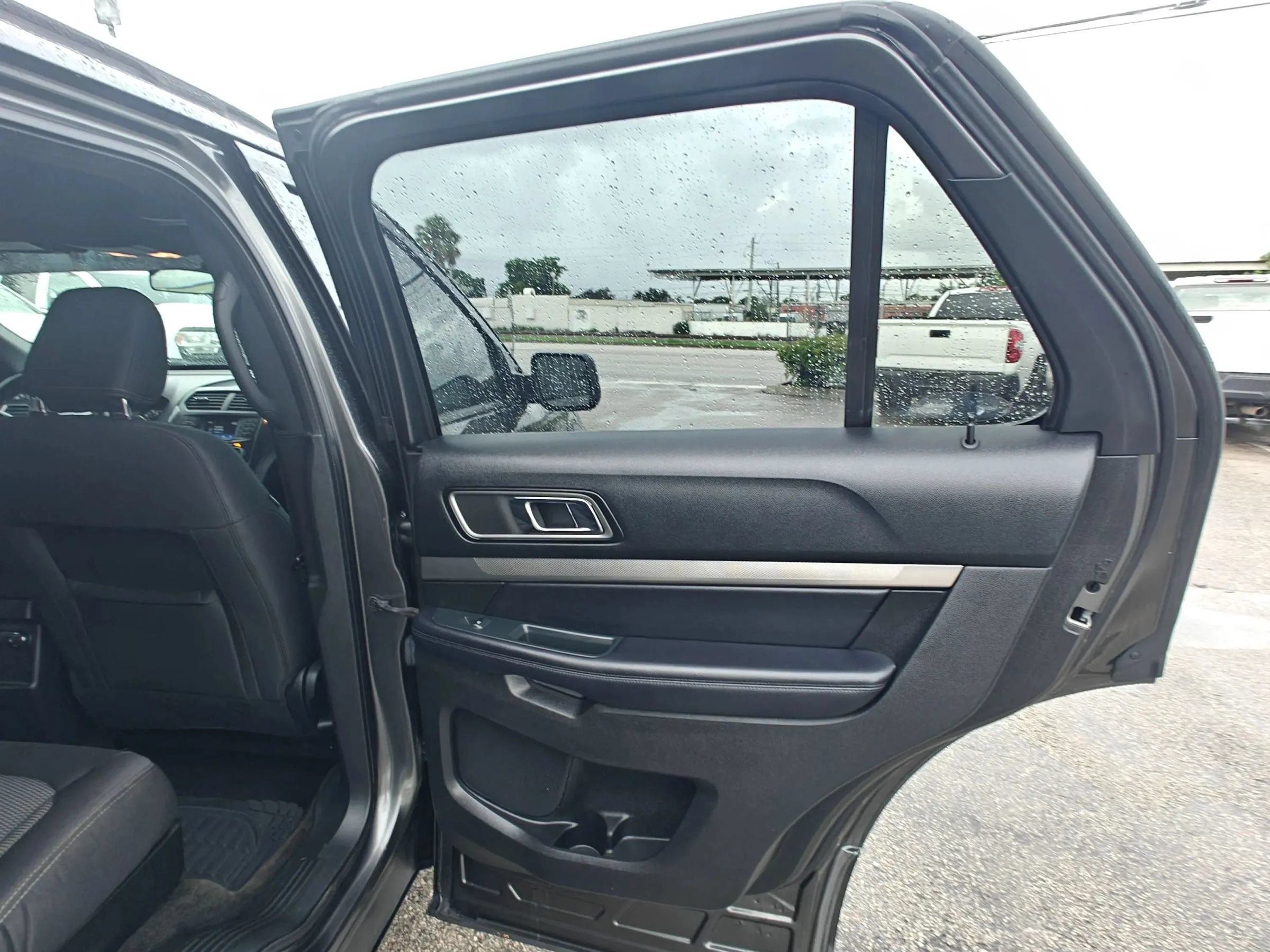 Used 2018 Ford Explorer XLT w/ Class II Trailer Tow Package FWD image 16