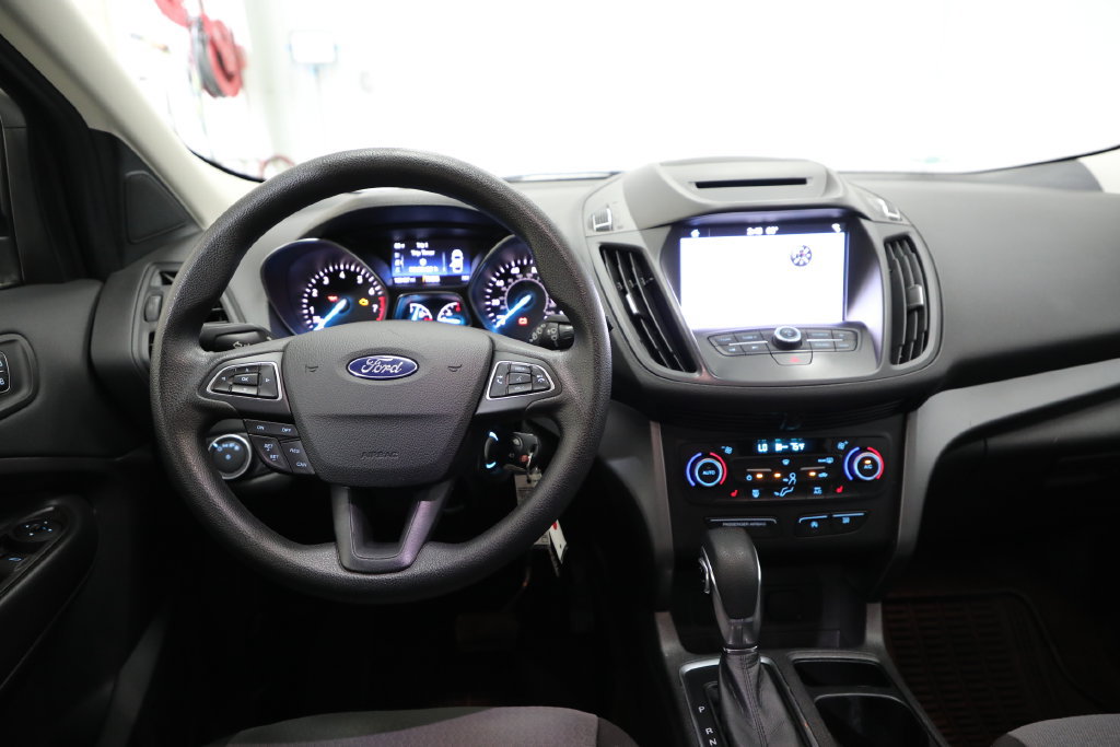 Used 2018 Ford Escape SE w/ SE Sync 3 Package AWD/4WD image 2