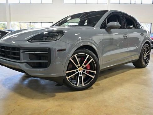 Used 2025 Porsche Cayenne S image 2