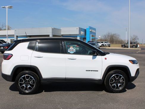 Used 2025 Jeep Compass Trailhawk AWD/4WD image 11