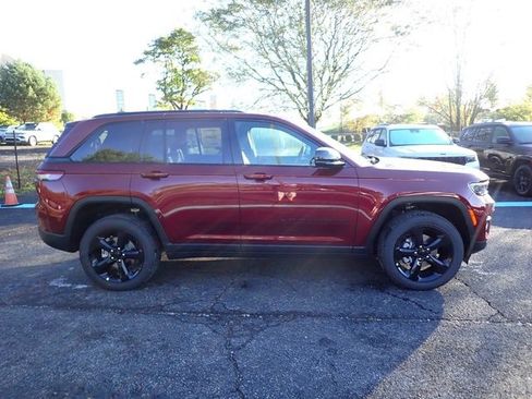 New 2025 Jeep Grand Cherokee 4WD image 8