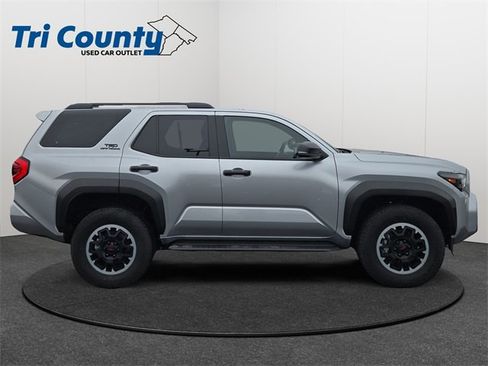 Certified 2025 Toyota 4Runner TRD Off-Road image 9
