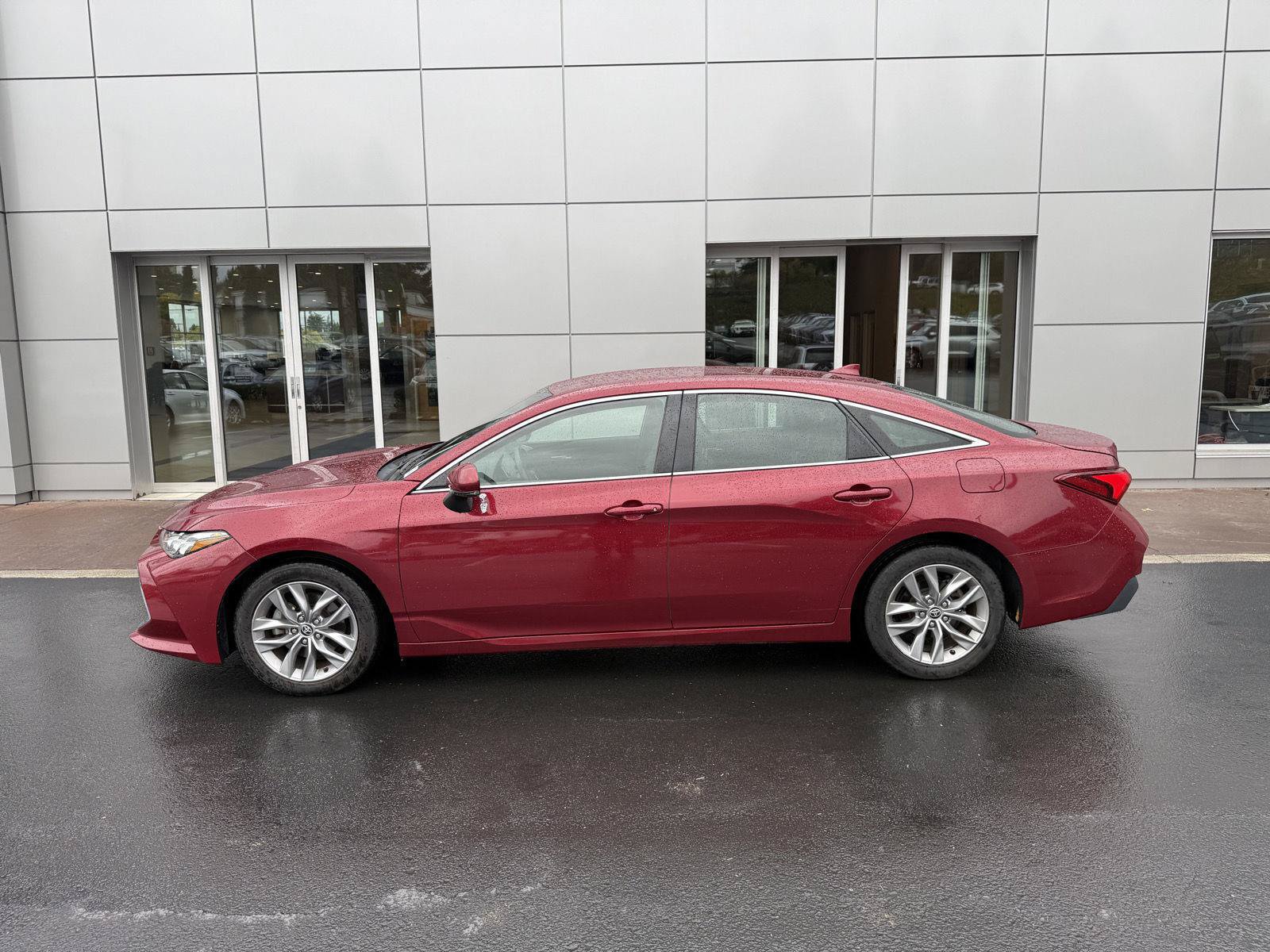 Used 2022 Toyota Avalon XLE FWD image 2