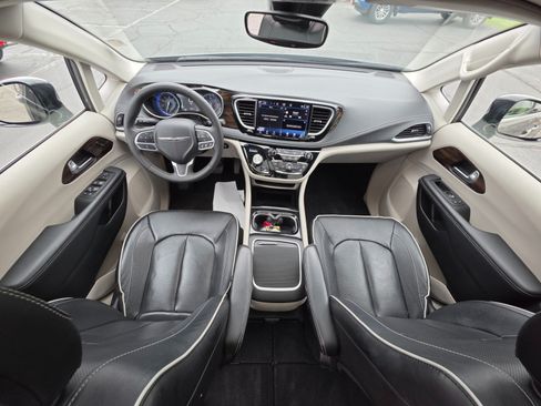 Used 2023 Chrysler Pacifica Limited FWD image 29