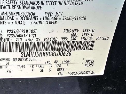 Used 2016 Lincoln MKT AWD image 11