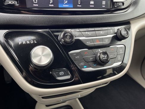 Used 2024 Chrysler Pacifica Touring-L image 13