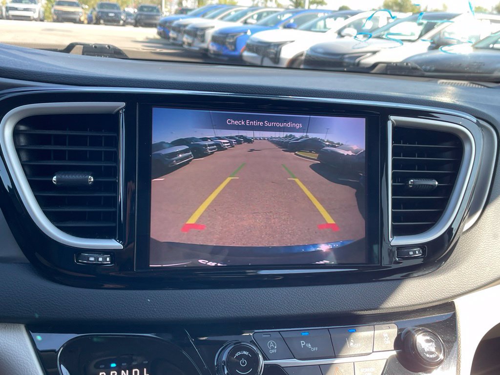 Used 2023 Chrysler Pacifica Touring-L FWD image 14