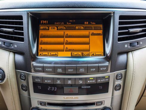 Used 2011 Lexus LX 570 4WD w/ Luxury Pkg image 10
