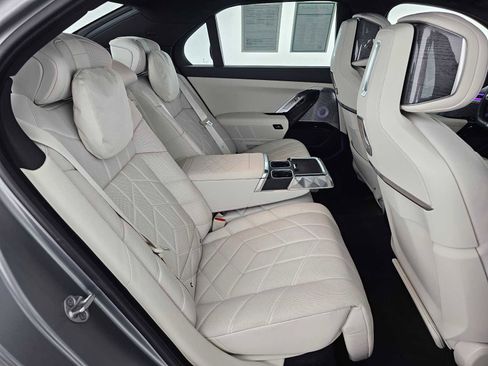 Used 2023 BMW 760i xDrive AWD/4WD image 15