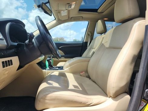 Used 2014 Toyota Highlander Limited FWD image 12