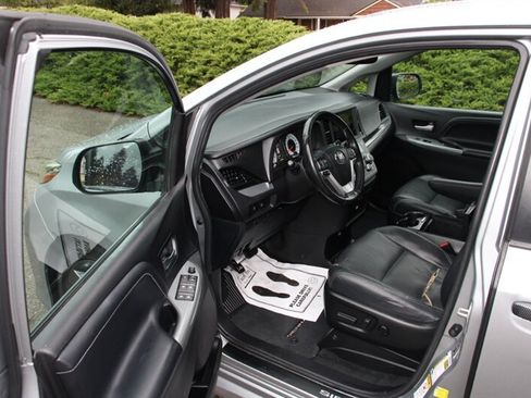 Used 2015 Toyota Sienna SE w/ SE Preferred Package FWD image 5
