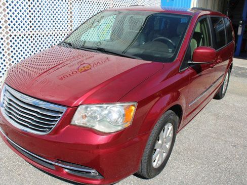 Used 2013 Chrysler Town & Country Touring image 2