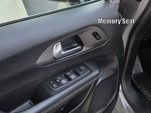 Used 2025 Chrysler Pacifica Select FWD image 43