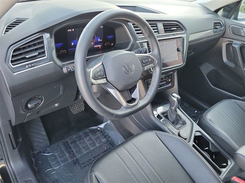 Used 2022 Volkswagen Tiguan SE image 25