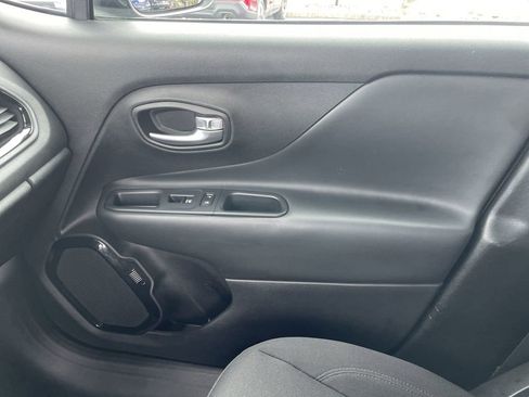 Used 2018 Jeep Renegade Altitude AWD/4WD image 20
