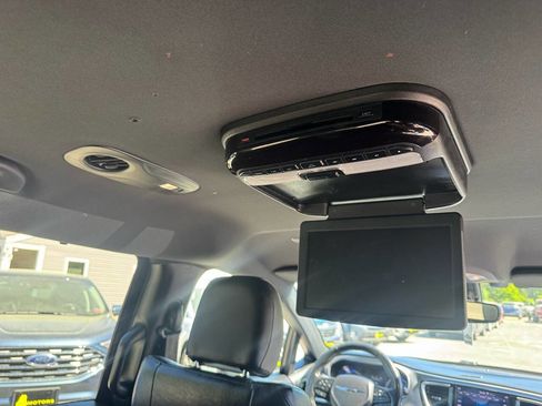 Used 2019 Chrysler Pacifica Touring-L w/ S Appearance Package FWD image 24