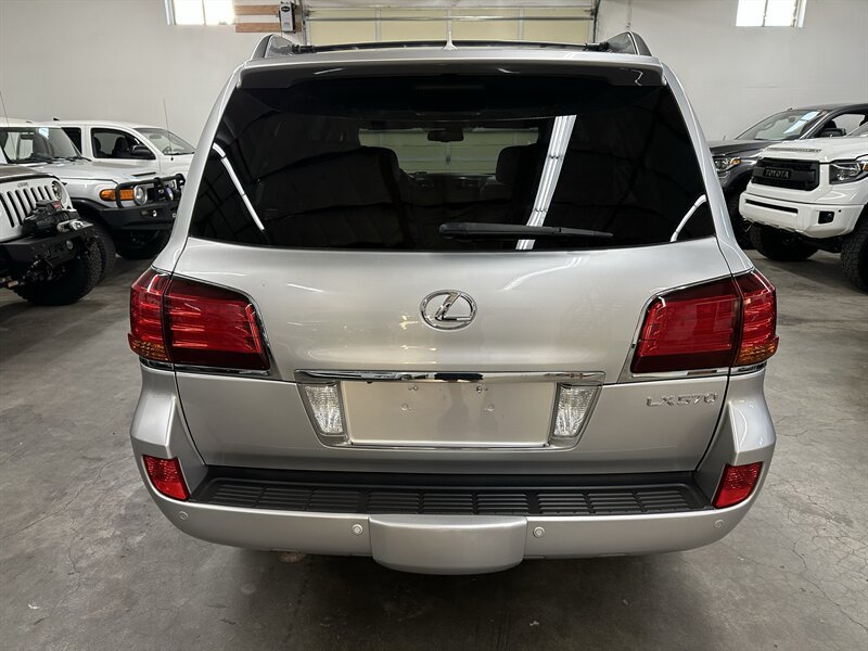 Used 2011 Lexus LX 570 4WD w/ Luxury Pkg image 4