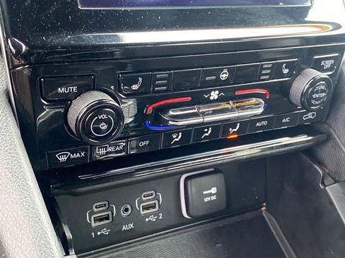 Used 2023 Jeep Grand Cherokee L Laredo image 12