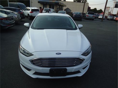 Used 2018 Ford Fusion SE FWD image 2