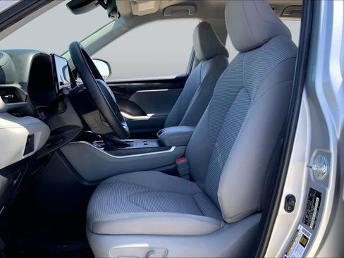 Used 2023 Toyota Highlander L FWD image 8