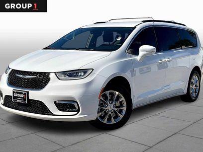 Used 2022 Chrysler Pacifica Touring-L w/ Uconnect Theater Family Group