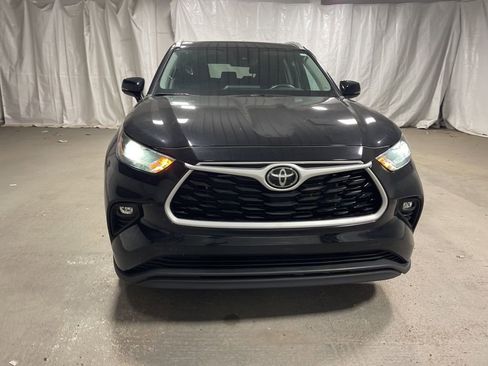 Used 2024 Toyota Highlander XLE image 2