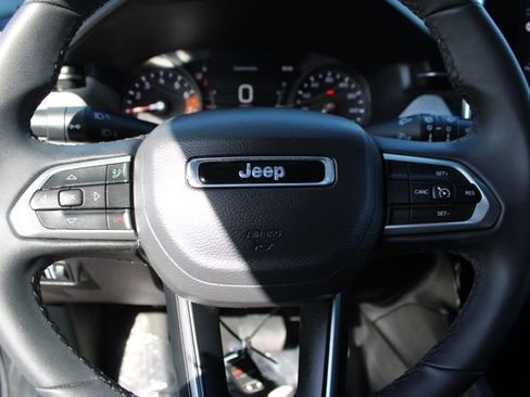 Used 2025 Jeep Compass Latitude image 19