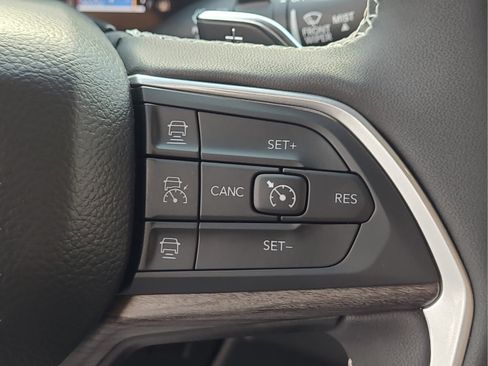 Used 2025 Jeep Grand Cherokee L Limited AWD/4WD image 23