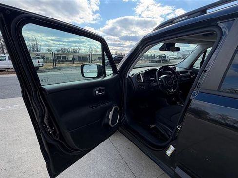 Used 2015 Jeep Renegade Latitude image 9